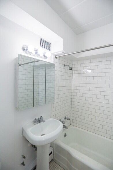 Building Photo - 7234 N Ridge Blvd