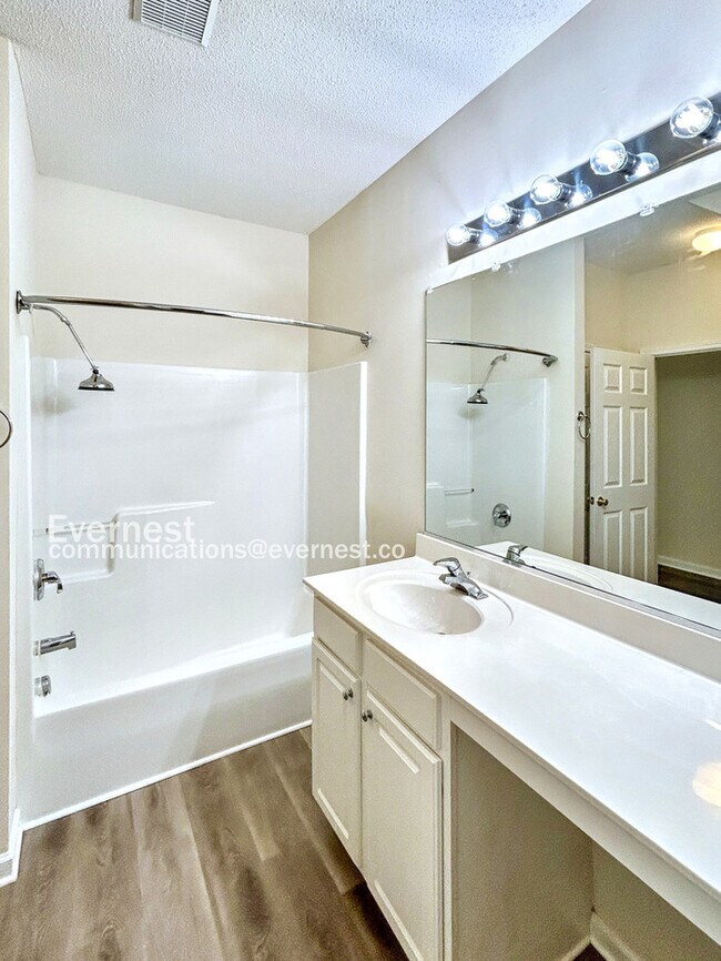 Building Photo - Spacious 3 Bedroom Home in High Point / Up...