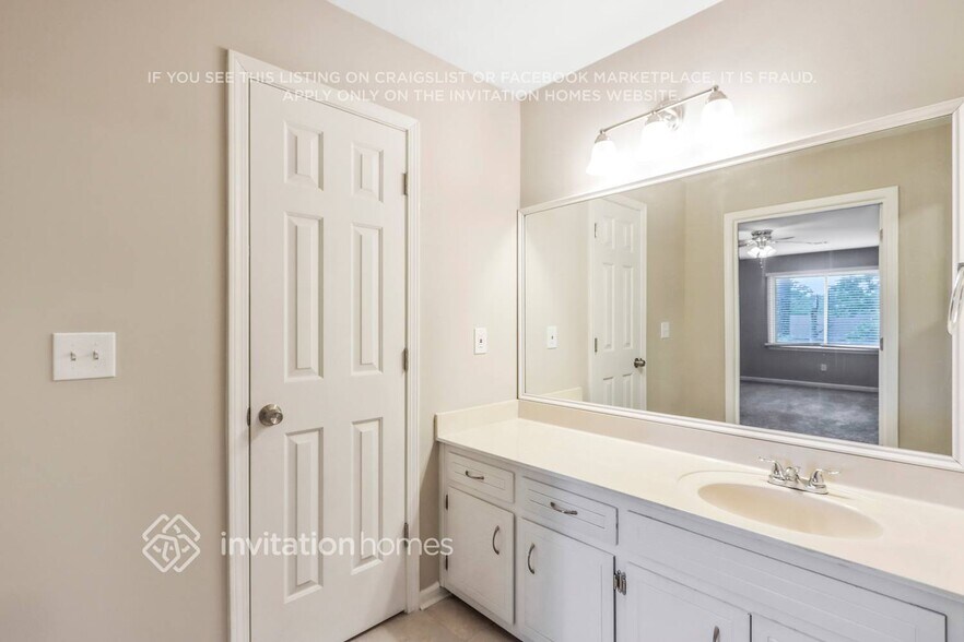 Building Photo - 677 Royal Abbey Dr