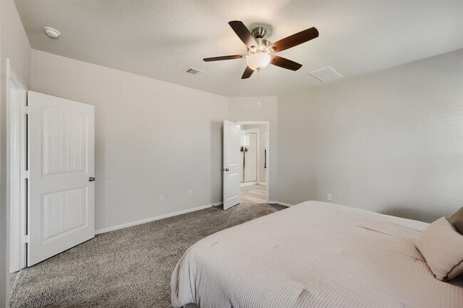 Building Photo - 141 Marienfeld Ln
