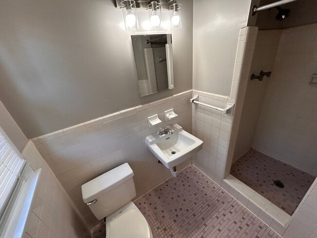 Building Photo - 2405 Laverne Dr NW