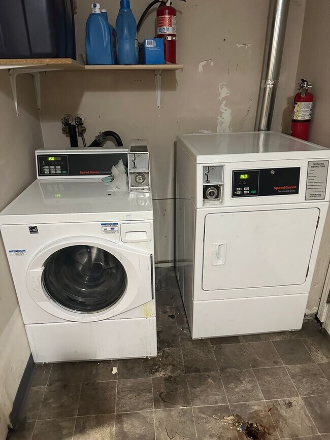 Building Photo - 3 Bed/1 Bath - Heat included!