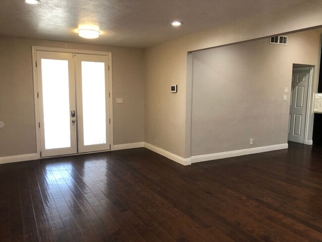 Building Photo - 4 BEDROOM / 2 BATH SINGLE FAMILY HOME W/ CASITA