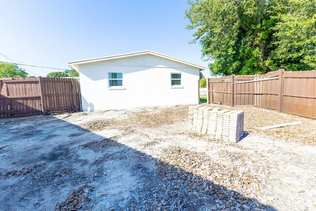 Building Photo - 5763 Purdy Ln