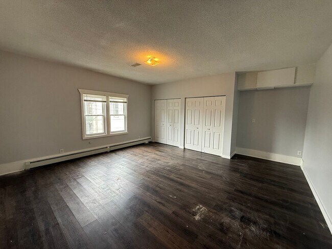 Building Photo - 555-565 N Kent St