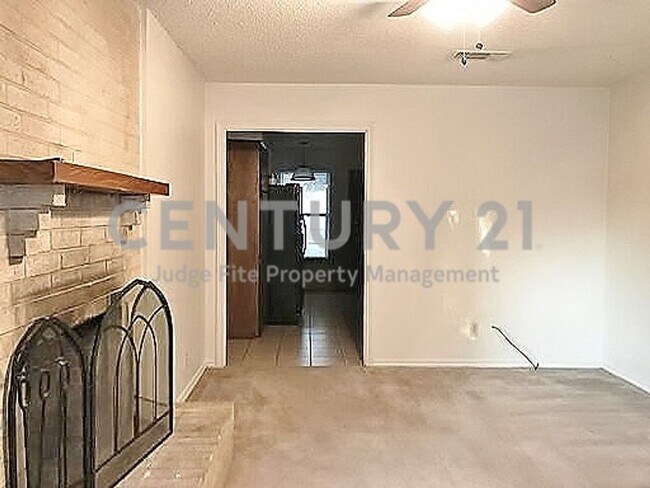 Building Photo - Great 2/1 Duplex Situated on Cul-de-sac in...