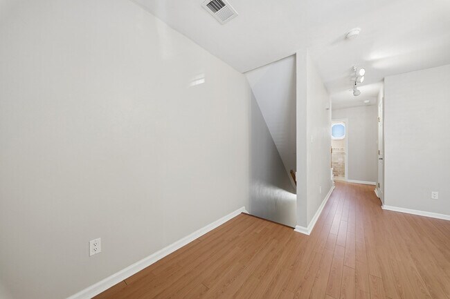 Building Photo - 824 W Ocean View Ave