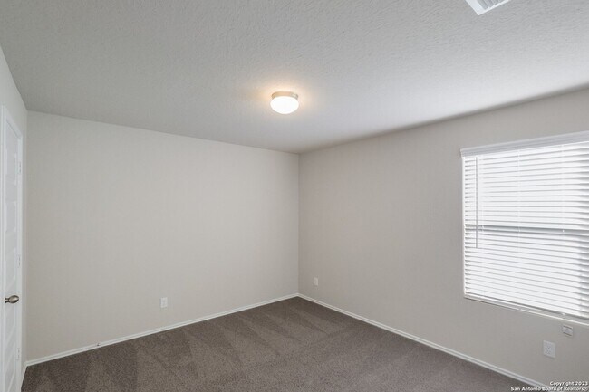 Building Photo - 4 Bedrooms 2 and 1/2 Baths