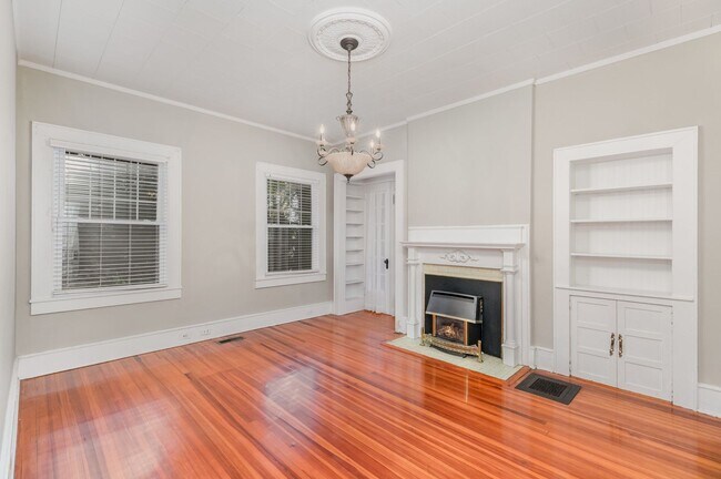 Building Photo - **Price Reduced with HOLIDAY MOVE-IN SPECIAL! $500 off 1st full month's rent with lease signed by...