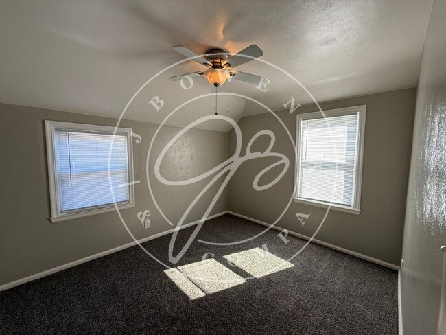 Building Photo - "Charming 2-Bed upper Duplex on Wyckliffe Parkway – Cozy Living Awaits!"