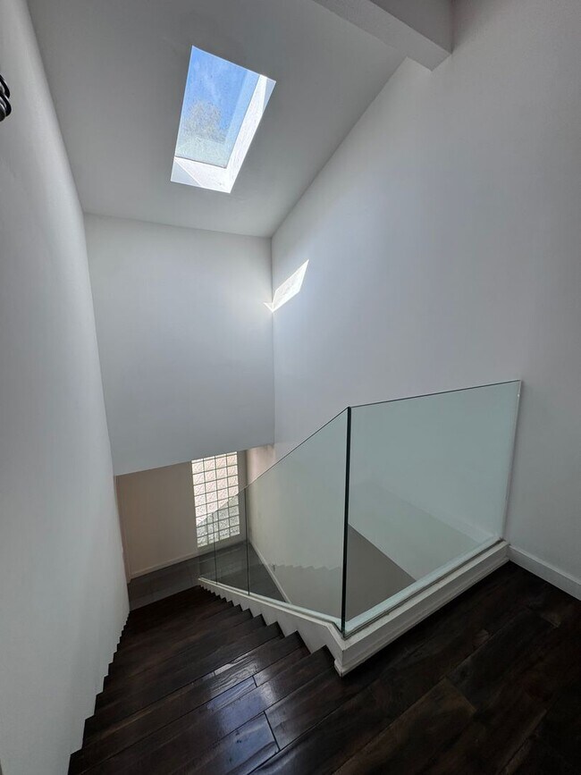 Building Photo - 10633 Holman Ave