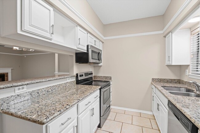 Building Photo - Convenient Grelot Rd Condo