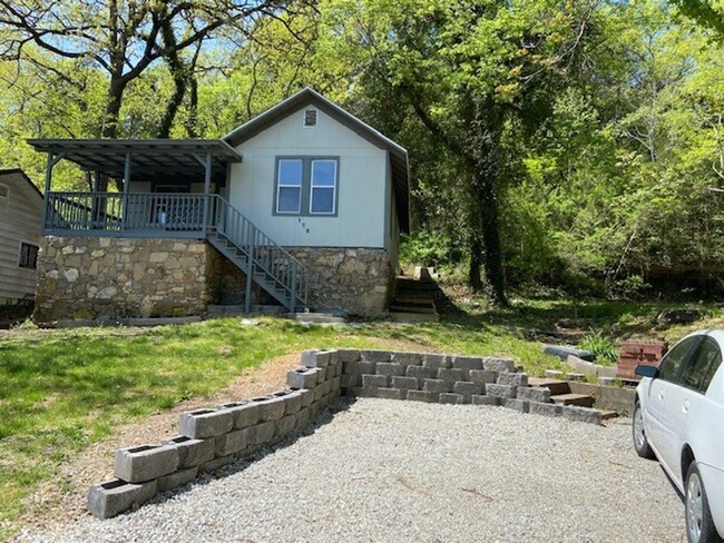 Building Photo - Single Family Home in Downtown Hollister