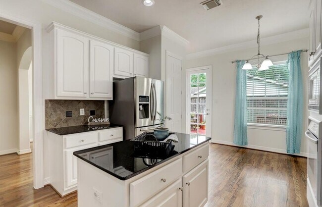 Building Photo - 1506 Shady Villa Fern