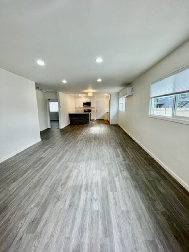 Building Photo - Van Dyke Triplex