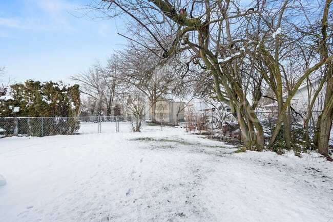 Building Photo - 11321 E Springfield Ave