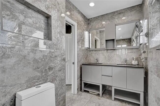 Building Photo - 2830 NE 55th St