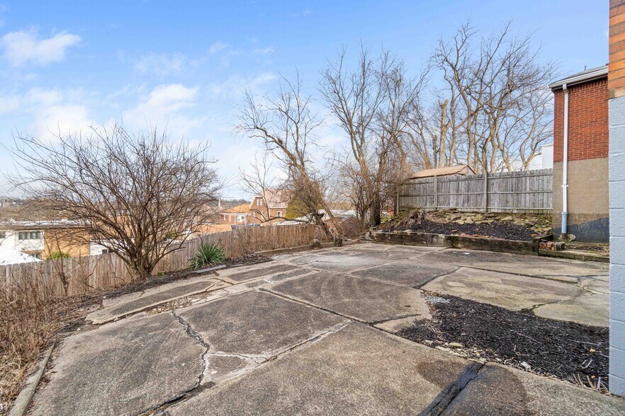 Building Photo - 6569 Rosemoor St