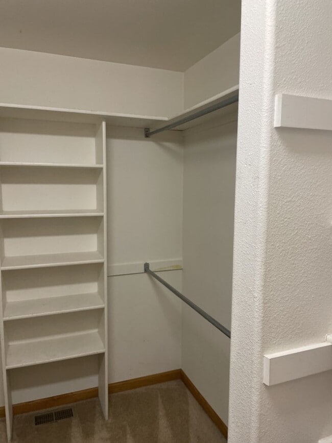 Building Photo - Start a Lease by 12/1 and Receive a $500 R...