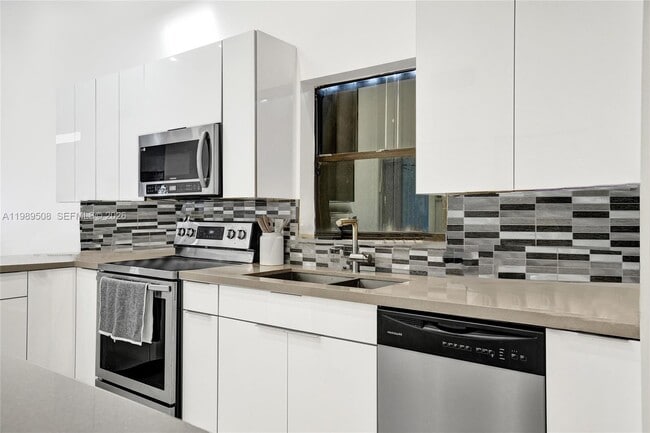 Building Photo - 2619 Parkview Dr S