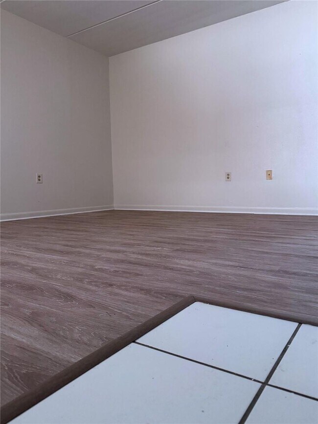 Building Photo - Holiday Special-Charming 2 Bedroom 1 bath unit at Habana Park!