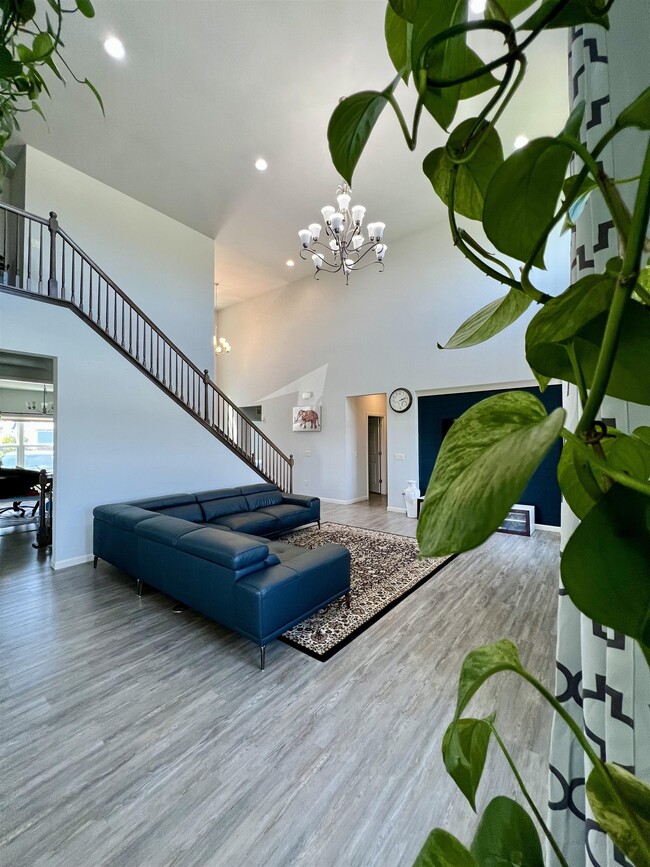 Building Photo - 369 Bella Way