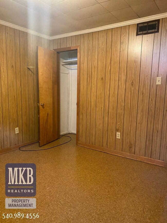 Building Photo - 3136 Fleetwood Ave SW