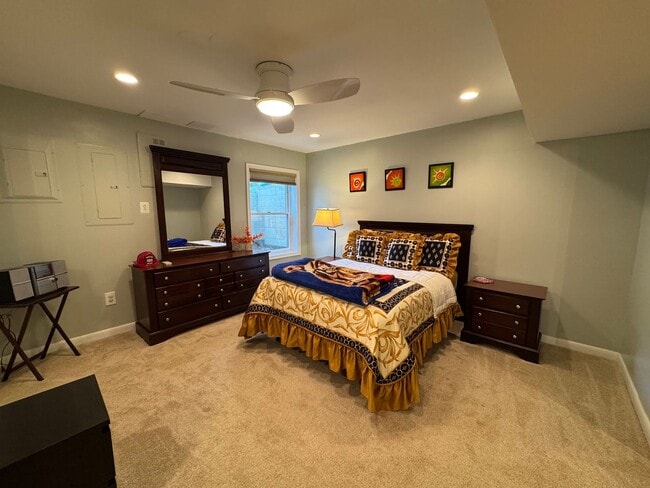Building Photo - Fantastic 5 Bed 5.5 Bath Single Family Hom...