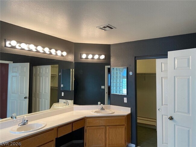 Building Photo - 2817 Via Avanti St