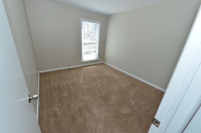 Building Photo - Great Neck just a few miles from Oceanfront