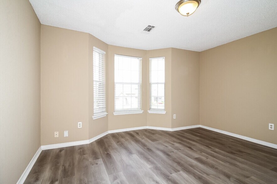 Building Photo - 2110 Westmore Dr