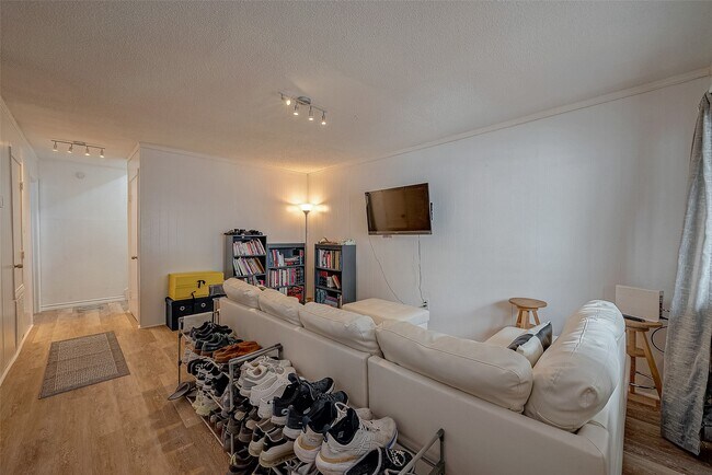 Building Photo - 12042 Mighty Oak Dr