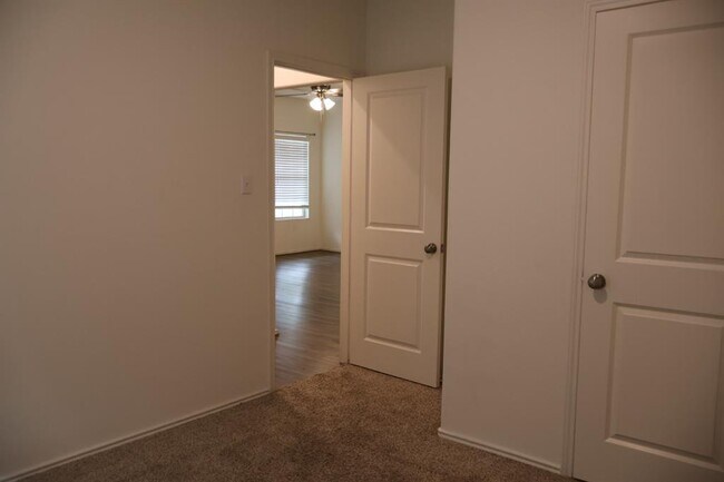 Building Photo - 117 Galaxy Wy