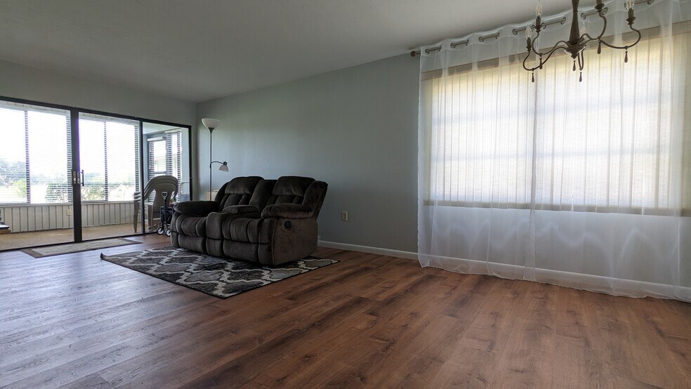 Living Room - 116 Fairway Ct