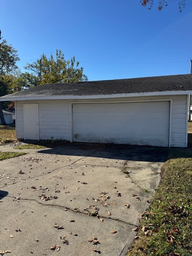 Building Photo - 6335 Bittersweet Dr