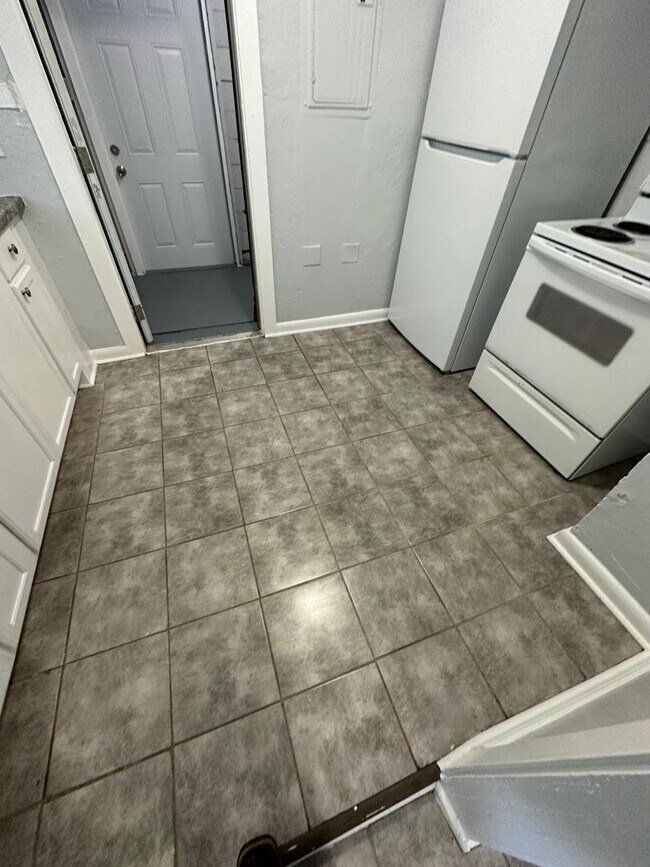 Building Photo - Fully Renovated 2/1 Single Family House Available for Immediate Rent!