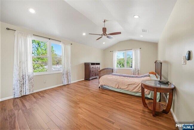 Building Photo - 405 Burnet Pl