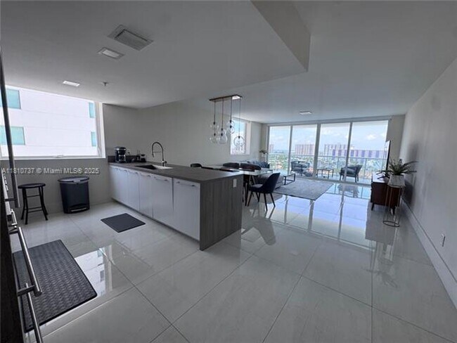 Building Photo - 400 Sunny Isles Blvd