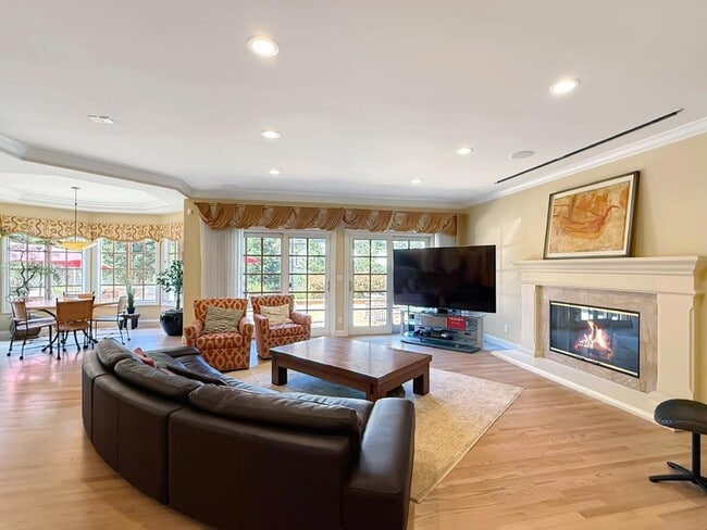 Building Photo - 1526 Hillview Dr