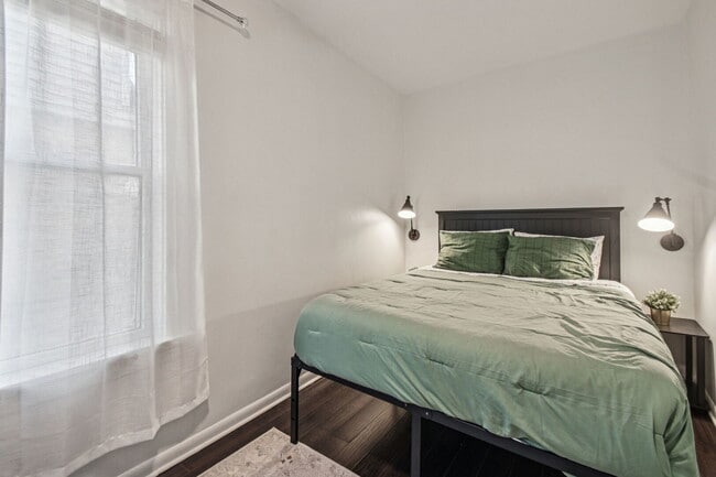 Building Photo - 5017 N Meade Ave