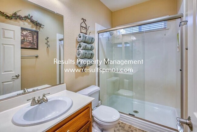 Building Photo - Spacious and upgraded 4 Bed 3 Bath Roseville Home