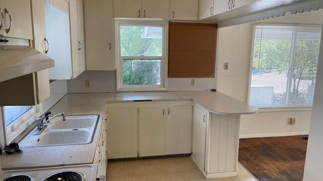Building Photo - VIDEOTOUR: Want To Live Near Downtown Bend? Adorable Cottage Available Soon! PETS WELCOME