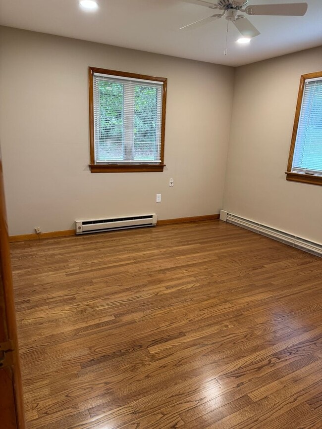 Building Photo - Stunning 3-bedroom, 3-bathroom single family home