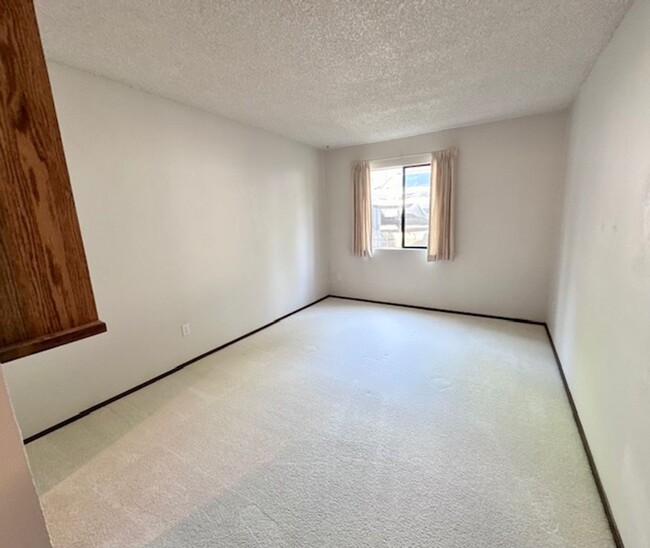 Building Photo - 2 bedroom condo with Washer/Dryer