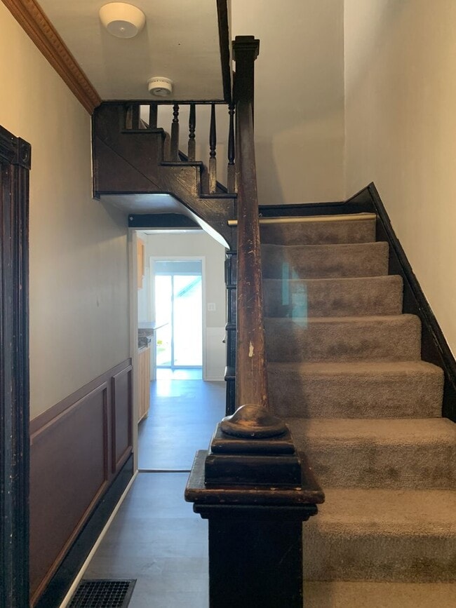 Building Photo - Spacious single family home with 3 beds/2 ...