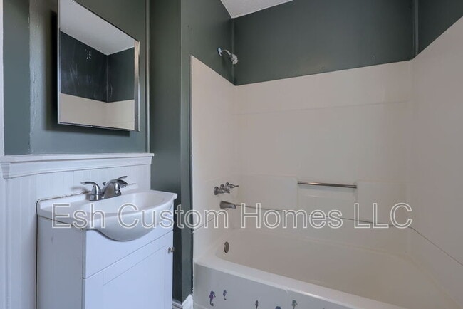 Building Photo - 227 S Ann St