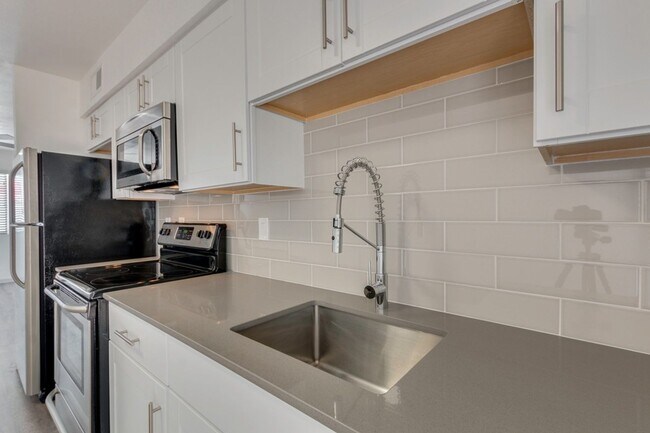 Building Photo - South Scottsdale - Two Bedroom with $0 Move in Special!