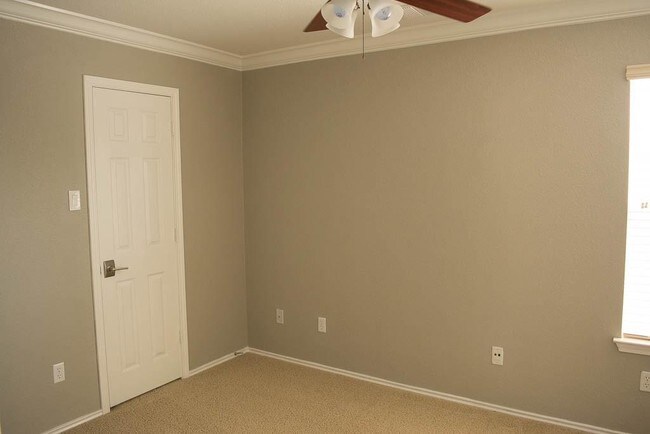 Building Photo - 1708 Darjeeling Dr