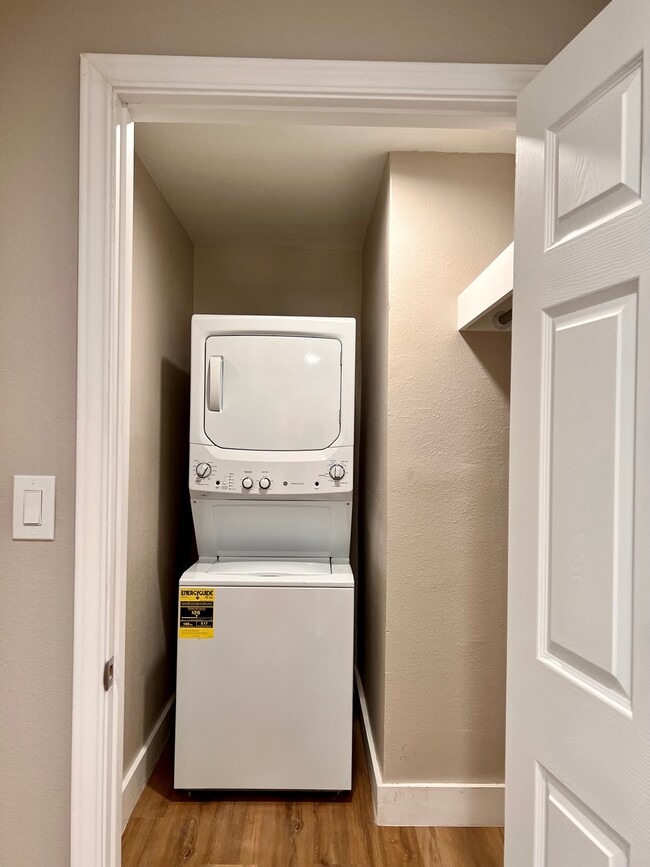 Laundry room - 1266 Dove St