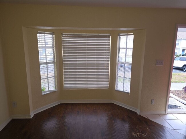 Building Photo - Charming 2 bedroom, 1.5 bathroom, 2 story ...